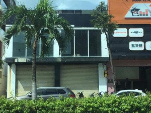 cho thuê nhà mặt tiền lý tự trọng . ngang 10 mét .