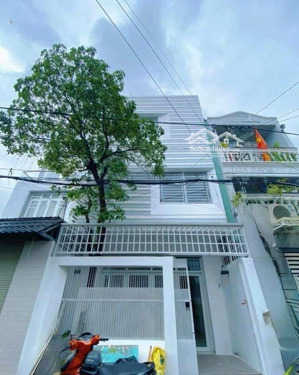 để ô tô trong nhà giá chỉ hơn 5 tỷ có 1 căn duy nhất. 5x12m 3 tầng hẻm xe hơi 8m. sổ hồng riêng