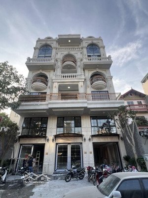 căn nhà đẳng cấp thượng lưu lâu đài toạ lạc mặt phố giá 31 tỷ