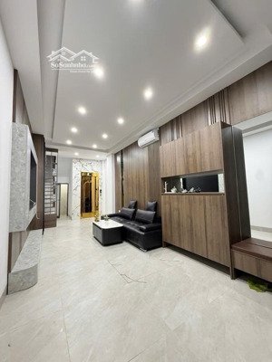 phân lô trần khát chân 6 tầng thang máy ô tô đỗ cửa 20m ra mặt phố