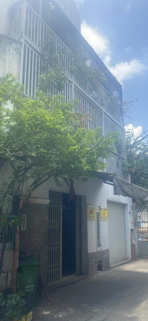 bán căn nhà 2 mặt tiền đối diện đầm sen trung tâm quận 11 gần mọi tiện ích