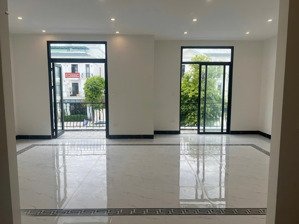 cho thuê shophouse hàng hiếm, siêu phẩm mới tinh chưa qua sử dụng, giá chỉ 18tr sử dụng đủ 5 tầng