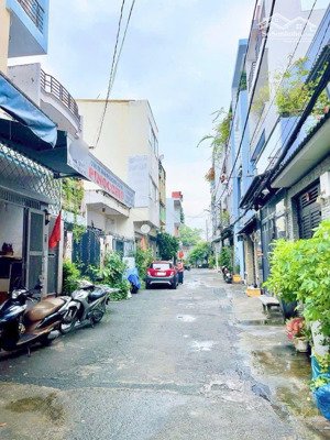 hẻm nhựa xh 8m nhà 2 lầu đúc kiên cố tặng kèm nội thất cho gia chủ dt: 5x14m giá: 8,6 tỷ bớt lộc