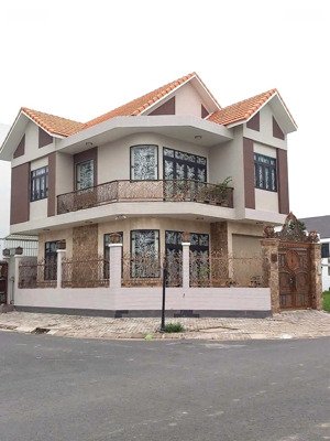 cho thuê nhà biệt thự 1 lầu rộng đẹp góc 2 mặt tiền có nội thất ngay kdc nam long