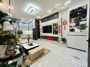 cần nhà trung tâm, ô tô đỗ cửa? ,ngõ 44 trần thái tông, 4 tầng, xem ngay !