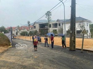 cần bán:lô đất 150m2 đối diện cổng 2 đh quốc gia cách đl thăng long, ga metro 5 chỉ 800m. 26,5tr/m2