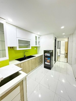 cho thuê căn hộ 1pn new , tách bếp , ban công , ngay chợ bà chiểu , giáp quận 1 , cam kết đúng giá