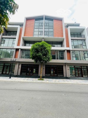 căn liền kề có đơn giá rẻ nhất vin 3 diện tích 64m2 hướng đông nam giá chỉ 8,9 tỷ, miễn 10 năm dv