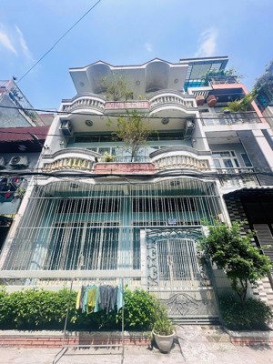 hẻm xe tải lạc long quân. xe hơi vào nhà. ngang 6.8m vuông đét. gần đầm sen. giá chỉ 14 tỷ