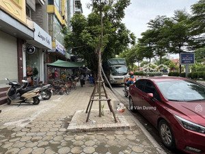 vip mặt phố vip cầu giấy tòa nhà 10 tầng hiện đại 120m- mặt tiền 8.5m vỉa hè 9m đá bóng -kd
