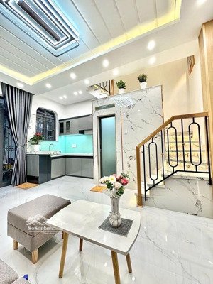 nhà 1 trệt, 1 lầu. ngang 5m + gồm: 2 phòng ngủ, 2 wc. vị trí: gần emart gò vấp, chợ phạm văn bạch