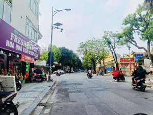 ba đình 45m, vài bước chân sang lăng bác, ngõ thông tứ tung, vị trí cự đẹp, chủ cần bán gấp