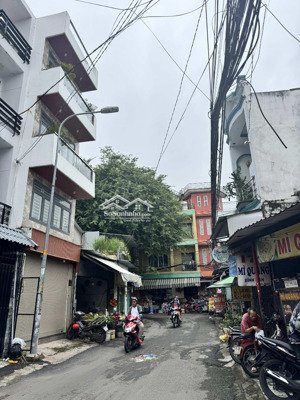 mặt tiền kinh doanh sát chợ , 3 tầng, 2pn, 3wc, phòng bếp rộng rãi, sân phơi, phòng có bancon