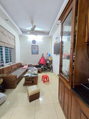 tôi bán gấp nhà phố hào nam, 5 tầng 3 ngủ xây chắc chắn, ô chờ thang máy