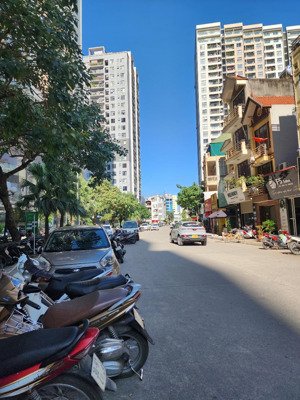 53 tỷ cho nhà đầu tư nhanh tay. mặt phố nguyễn văn cừ long biên 183m2, 4tầng, mt 6,5m. sổ vuông đẹp