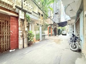 rẻ nhất hiện nay. p/lô ô tô vào nhà, cầu giấy, 300tr/m2. lh 