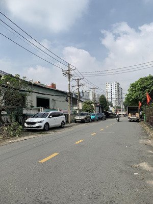 bán gấp lô đất 4m x 30m, có sẳn nhà cấp 4 cho thuê. giá 8 tỷ 390