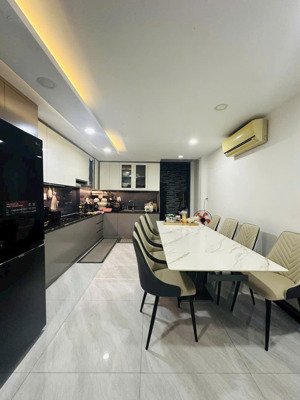 bán nhà hxh an bình p.6 q.5 dt: 3.8 x 17m , 2 lầu nội thất cực kỳ đẹp