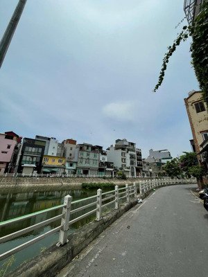 bán đất long biên 1.dt: 61,8m2 mt : 9m.vài bước ra hồ tai trâu lộng gió.giá : 10,8 tỷ