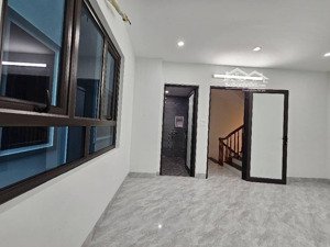 chủ nhà cần bán gấp căn nhà mới tinh ở ngay - ô tô đỗ cửa - full công năng - gần chợ