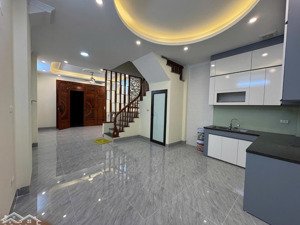 tôi cần bán nhà 40m, 5 tầng-dịch vọng- cầu giấy-ô tô đỗ cổng-9.5tỷ