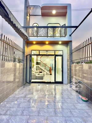 nhà 1 trệt 1 lầu, thiết kế hiện đại, mặt tiền rộng, thuận tiện kinh doanh đa ngành: quán ăn, spa