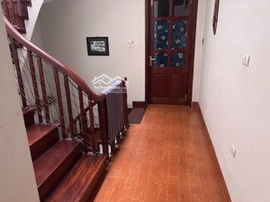 mặt ngõ to như phố ô tô đỗ cửa ô chờ thang máy