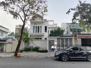 biệt thự ngay kế 2 công viên đường ql.13- dt 234m2- giá chỉ 15tỷ4