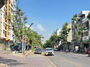 gia đình cần bán nhà 3 tầng 110m2 (5 x 22m) d2 man thiện đối diện chung cư c6 giá 12 tỷ 5