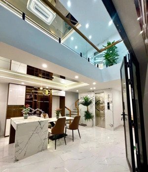 ngã tư sở - nhà xây mới kính coong 6 tầng thang máy xịn êm du