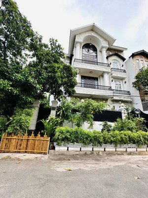 cần tiền bán biệt thự hồ bơi sân vườn 326m2 chỉ 50 tỷ, 3 tầng ngay nguyễn văn hưởng, thảo điền, q2