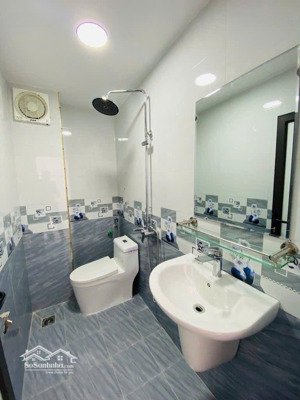 siêu hiếm ccmn 8 phòng khép kín dòng tiền 40tr/tháng ô tô đỗ cửa