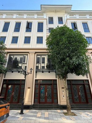 vị trí siêu đẹp - liền kề vịnh tây nằm trên đại lộ hừng đông - bước ra là tuyến giao thông chính