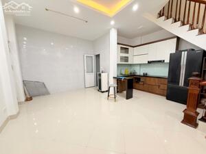 Bán nhà Thịnh Liệt 35m2 nhà mới lô góc ô tô vào tận cửa ở luôn 8.8 tỷ