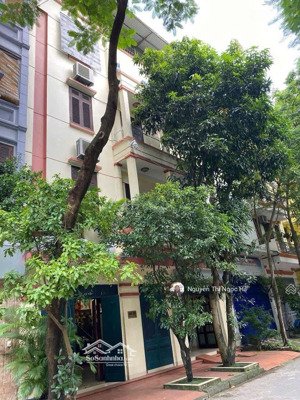 định cư mỹ chủ bán nhà q. cầu giấy, dt 140m - mt 7,2 - 40 tỷ - vị trí nét kdvp, ô tô, hàng xóm víp!