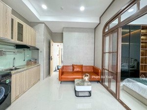 căn hộ 1pn ban công chill. phòng khách rộng, máy giặt riêng gần metro tân cảng. đh hutech, landmark