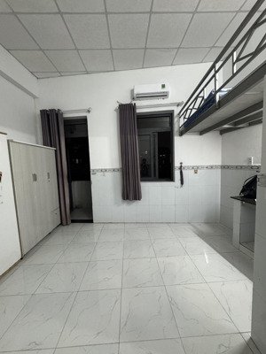 cho thuê gác ban công cực thoáng - bạch đằng p2 - tân bình - view sân bay