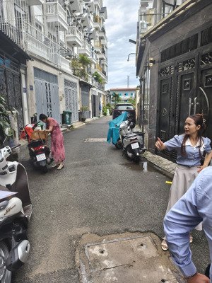 nhà mặt phố mới xây hiện đại dt 4x15 kết cấu 1trệt 3 lầu giấy tờ pháp lý rõ ràng