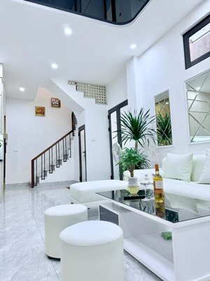 chính chủ bán nhà phân lô quân đội phố hoàng văn thái. 46m mt 5m 6t thang máy giá 13.6 tỷ.