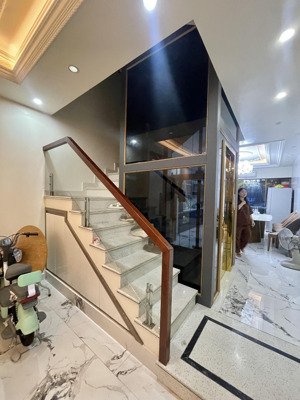 chính chủ ban nhà khu văn cao xây mới độc lập - thang máy -móng khoan cọc nhồi - sân cổng trước sau