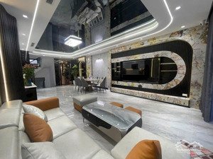 đây không chỉ là một ngôi nhà - đây là một tác phẩm kiến trúc tuyệt mỹ 8 tầng thang máy gara ô tô