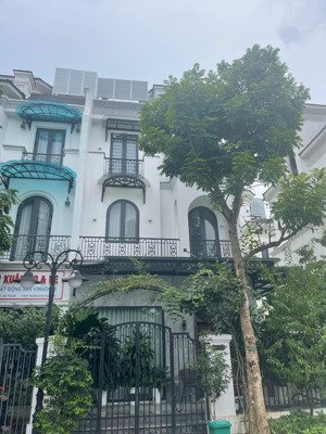 cho thuê biệt thự full đồ tại vin 1. dt: 150 m * 4 tầng . mt : 9 m. giá : 27 triệu