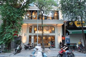 bán toà building phố cầu giấy 130m2 9 tầng 8m mặt tiền - dòng tiền 2 tỷ/ năm - đầy đủ pccc - vỉa hè