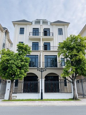 biệt thự song lập vịnh tây 6
diện tích 136m2 view trực diện bể bơi , công viên , kế cận