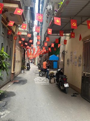 chủ nhà cần bán gấp chia cho con nhà đất tại phố trần thái tông 68m2, mt: 5m ngõ sucoc giá 14.8 tỷ