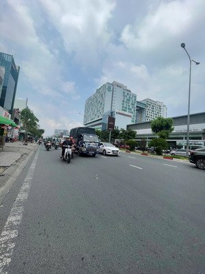 bán nhà mặt tiền đường phùng hưng q5. dt 4x20m giá 20 tỷ