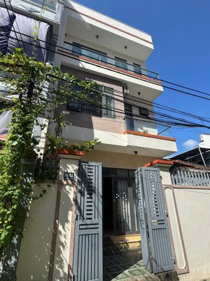bán nhà 3 tầng dt 70,8m2 vị trí đẹp, kdc hiện hữu, yên tĩnh, cách bãi tắm hòn chồng 800m, giá 4,7tỷ
