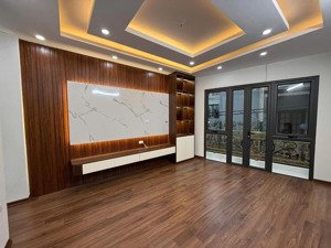 em cần bán căn nhà 40m sổ đỏ xây mới 5 tầng thang máy tại đường giải phóng với giá chào 9,xtỷ có tl