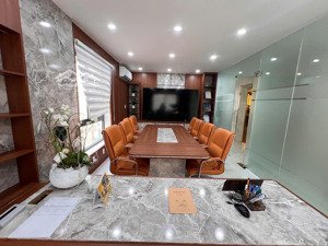 văn phòng cho thuê dt 7 x 22m full nội thất siêu đẹp,ngăn sẵn vách kính 2 phòng.