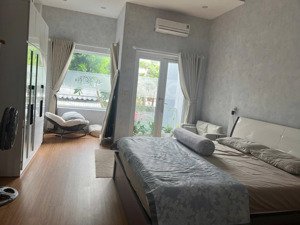 bán nhà 3 tầng đẹp ỷ lan nguyên phi giá 11.5 tỷ 4.5x20=90m hướng bắc